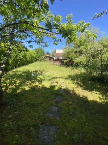 Bienvenue dans cette superbe maison située dans un quartier paisible et recherché. Construite en 1989, elle offre un environnement agréable et la proximité des commodités urbaines essentielles pour un confort de vie optimal.

Avec ses 180 m² habitables, cette maison de 6 pièces comporte une grande terrasse parfaite pour vos moments conviviaux. Grande pièce de vie, suite parental au rdc. Vous profitez de son sous-sol total avec garage. Ne manquez pas cette opportunité exceptionnelle ! 

Contactez Richard Rival pour une visite exclusive.