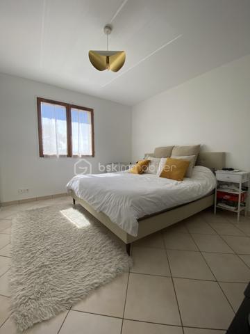 Bienvenue dans cette superbe maison située dans un quartier paisible et recherché. Construite en 1989, elle offre un environnement agréable et la proximité des commodités urbaines essentielles pour un confort de vie optimal.

Avec ses 180 m² habitables, cette maison de 6 pièces comporte une grande terrasse parfaite pour vos moments conviviaux. Grande pièce de vie, suite parental au rdc. Vous profitez de son sous-sol total avec garage. Ne manquez pas cette opportunité exceptionnelle ! 

Contactez Richard Rival pour une visite exclusive.