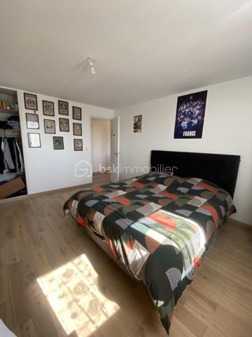 Bienvenue dans cette superbe maison située dans un quartier paisible et recherché. Construite en 1989, elle offre un environnement agréable et la proximité des commodités urbaines essentielles pour un confort de vie optimal.

Avec ses 180 m² habitables, cette maison de 6 pièces comporte une grande terrasse parfaite pour vos moments conviviaux. Grande pièce de vie, suite parental au rdc. Vous profitez de son sous-sol total avec garage. Ne manquez pas cette opportunité exceptionnelle ! 

Contactez Richard Rival pour une visite exclusive.
