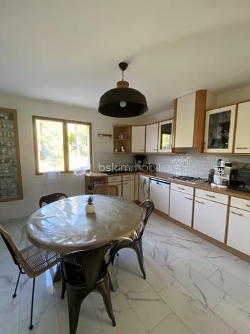 Bienvenue dans cette superbe maison située dans un quartier paisible et recherché. Construite en 1989, elle offre un environnement agréable et la proximité des commodités urbaines essentielles pour un confort de vie optimal.

Avec ses 180 m² habitables, cette maison de 6 pièces comporte une grande terrasse parfaite pour vos moments conviviaux. Grande pièce de vie, suite parental au rdc. Vous profitez de son sous-sol total avec garage. Ne manquez pas cette opportunité exceptionnelle ! 

Contactez Richard Rival pour une visite exclusive.