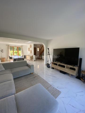 Bienvenue dans cette superbe maison située dans un quartier paisible et recherché. Construite en 1989, elle offre un environnement agréable et la proximité des commodités urbaines essentielles pour un confort de vie optimal.

Avec ses 180 m² habitables, cette maison de 6 pièces comporte une grande terrasse parfaite pour vos moments conviviaux. Grande pièce de vie, suite parental au rdc. Vous profitez de son sous-sol total avec garage. Ne manquez pas cette opportunité exceptionnelle ! 

Contactez Richard Rival pour une visite exclusive.