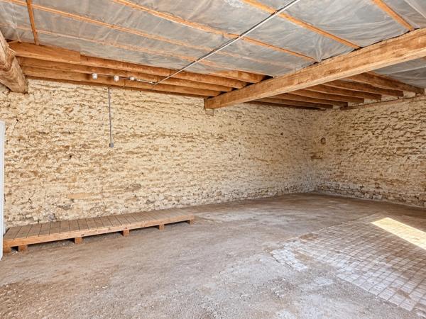 MAISON DE CARACTÈRE EN PIERRE AVEC VASTE TERRAIN CLOS