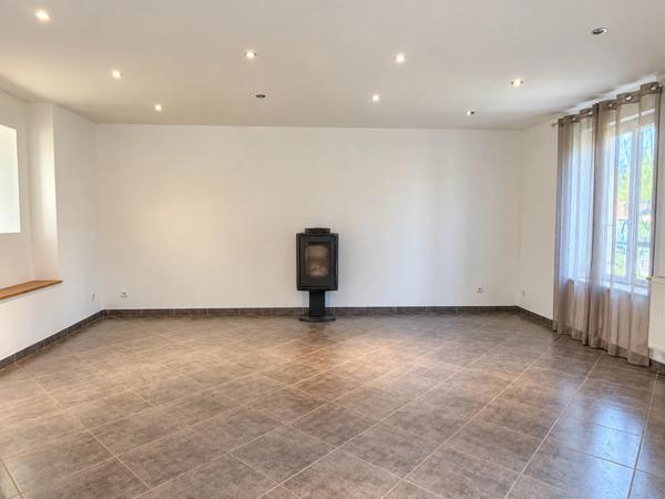 MAISON DE CARACTÈRE EN PIERRE AVEC VASTE TERRAIN CLOS