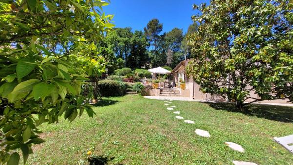 COUP DE CŒUR – Villa de charme avec piscine au calme absolu à Peymeinade