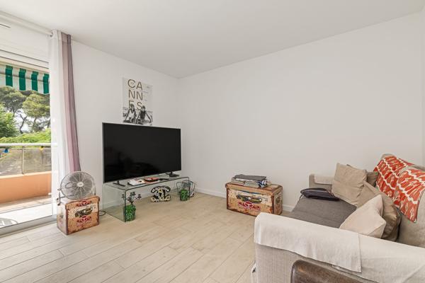 LE CANNET COLOMBIER – T3 RÉNOVÉ AVEC DEUX TERRASSES, GARAGE & CAVE