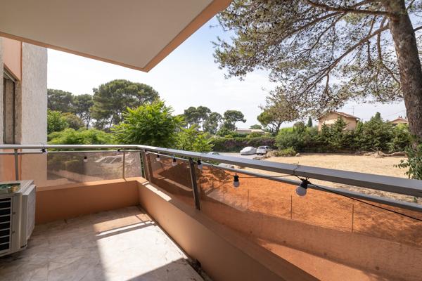 LE CANNET COLOMBIER – T3 RÉNOVÉ AVEC DEUX TERRASSES, GARAGE & CAVE