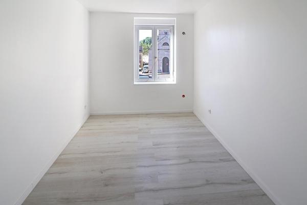 Appartement rénové de 50m2 avec 2 chambres!