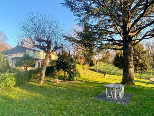 Maison familiale avec terrain attenant et dépendance