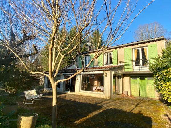 Maison familiale avec terrain attenant et dépendance