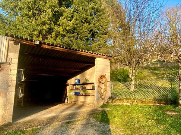 Maison familiale avec terrain attenant et dépendance