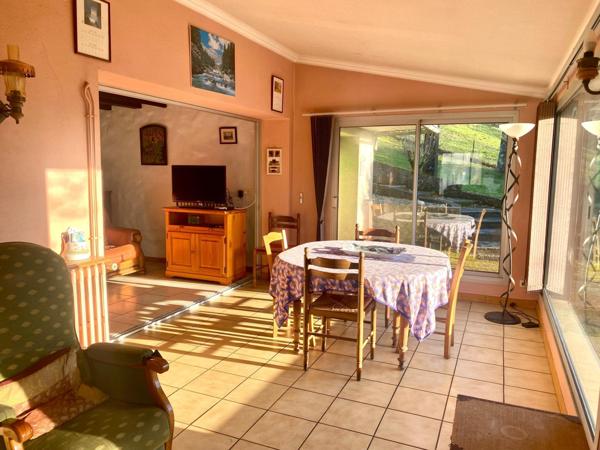 Maison familiale avec terrain attenant et dépendance