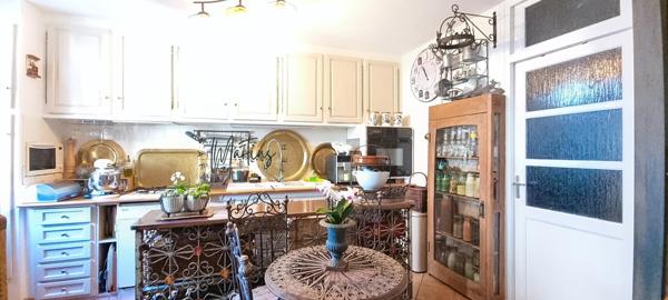 Laissez-vous séduire par une maison de caractère, où le charme de l’ancien s’allie harmonieusement au confort moderne.
