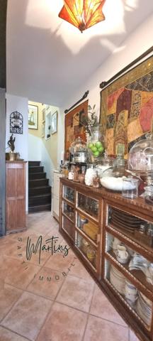Laissez-vous séduire par une maison de caractère, où le charme de l’ancien s’allie harmonieusement au confort moderne.
