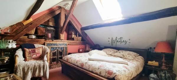 Laissez-vous séduire par une maison de caractère, où le charme de l’ancien s’allie harmonieusement au confort moderne.