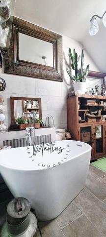 Laissez-vous séduire par une maison de caractère, où le charme de l’ancien s’allie harmonieusement au confort moderne.
