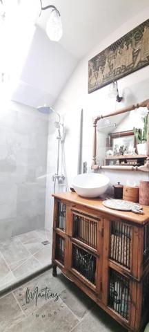 Laissez-vous séduire par une maison de caractère, où le charme de l’ancien s’allie harmonieusement au confort moderne.