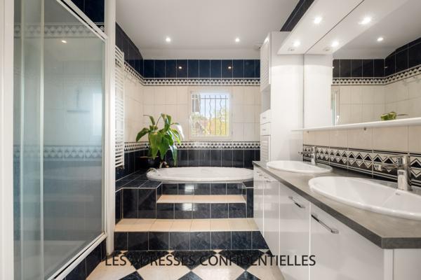 Champagne Au Mont D'or - Maison familiale - 226.50 m² - sur grand parc arboré