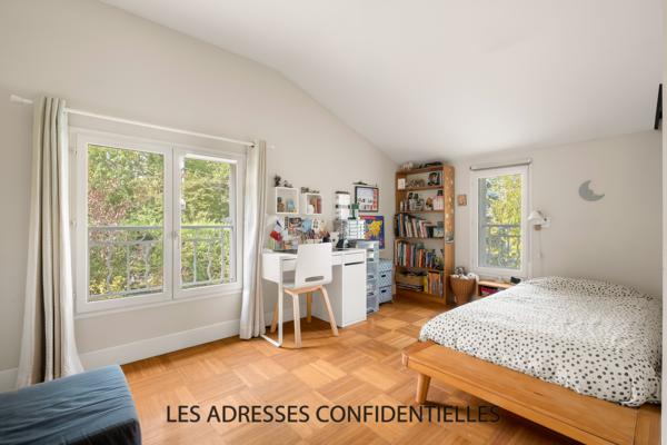 Champagne Au Mont D'or - Maison familiale - 226.50 m² - sur grand parc arboré