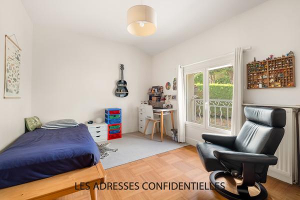 Champagne Au Mont D'or - Maison familiale - 226.50 m² - sur grand parc arboré