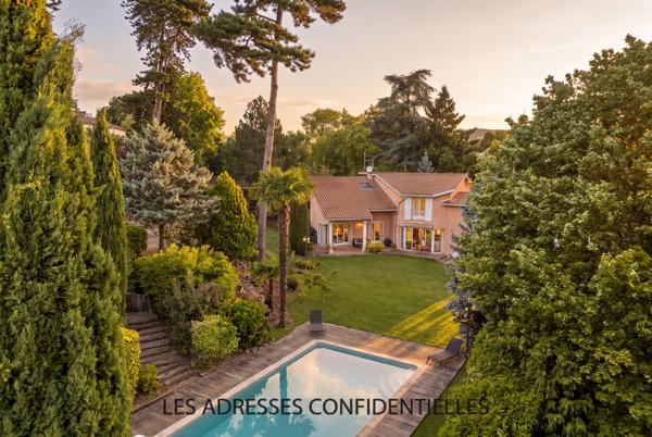 Champagne Au Mont D'or - Maison familiale - 226.50 m² - sur grand parc arboré