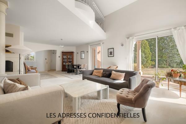 Champagne Au Mont D'or - Maison familiale - 226.50 m² - sur grand parc arboré