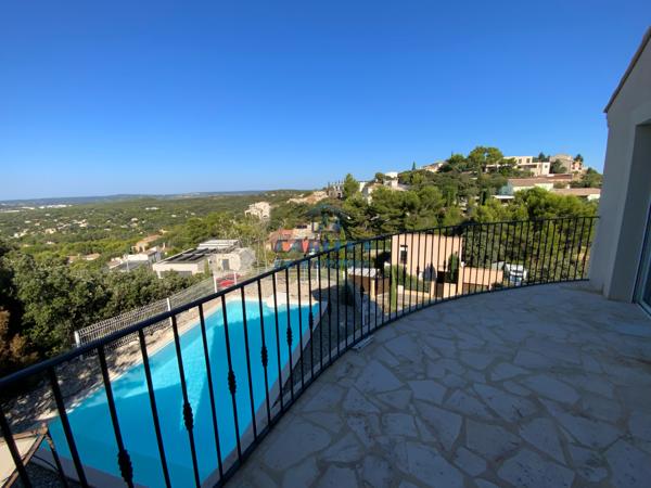 VILLA D'ARCHITECTE AVEC PISCINE A VILLENEUVE-LES-AVIGNON