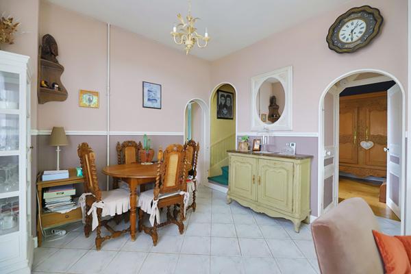 CHATOU, Maison de charme des années 1920 avec 4 chambres, jardin et stationnement