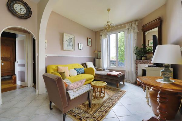 CHATOU, Maison de charme des années 1920 avec 4 chambres, jardin et stationnement