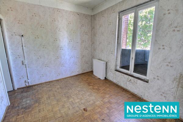 Batissee à renover avec grand terrain et dependances. Idéal grande famille ou aritisan