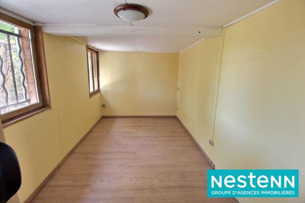 Batissee à renover avec grand terrain et dependances. Idéal grande famille ou aritisan