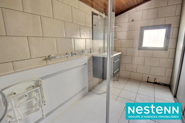 Batissee à renover avec grand terrain et dependances. Idéal grande famille ou aritisan