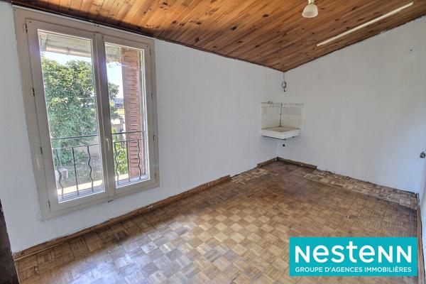 Batissee à renover avec grand terrain et dependances. Idéal grande famille ou aritisan