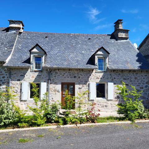 Maison en pierres mitoyenne d'un côté. Riom-ès-Montagnes (15400)