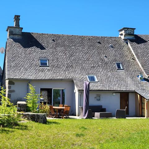 Maison en pierres mitoyenne d'un côté. Riom-ès-Montagnes (15400)