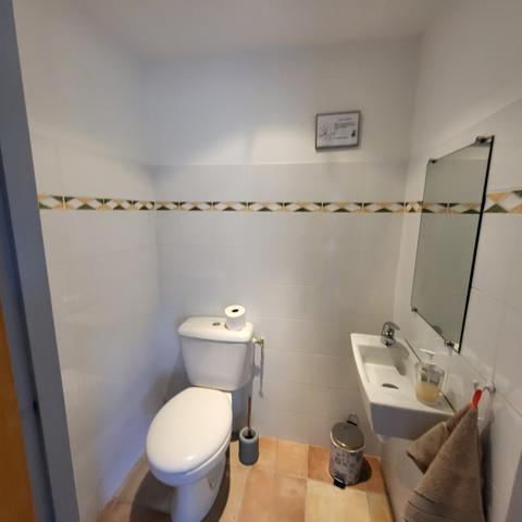 Maison en pierres mitoyenne d'un côté. Riom-ès-Montagnes (15400)