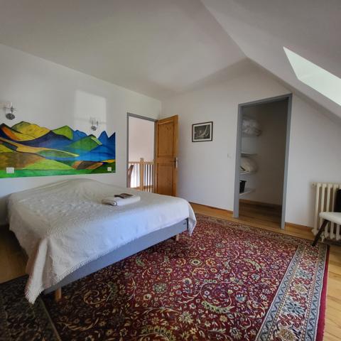 Maison en pierres mitoyenne d'un côté. Riom-ès-Montagnes (15400)