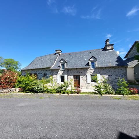 Maison en pierres mitoyenne d'un côté. Riom-ès-Montagnes (15400)