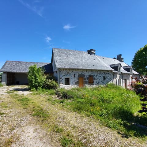 Maison en pierres mitoyenne d'un côté. Riom-ès-Montagnes (15400)