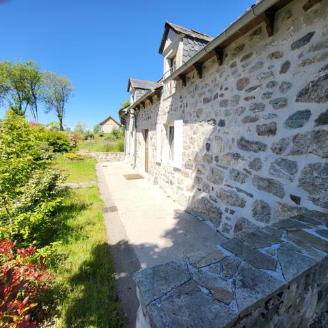 Maison en pierres mitoyenne d'un côté. Riom-ès-Montagnes (15400)