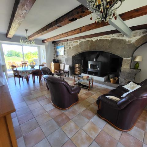 Maison en pierres mitoyenne d'un côté. Riom-ès-Montagnes (15400)