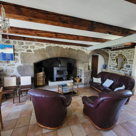 Maison en pierres mitoyenne d'un côté. Riom-ès-Montagnes (15400)