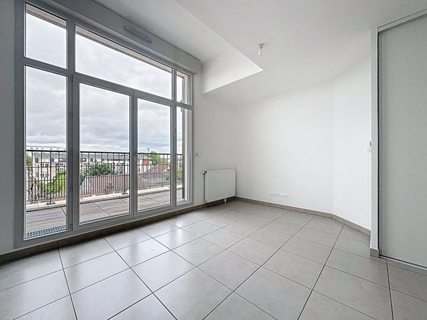 Appartement F2 à Mantes La Ville à 5min de la Gare de Mantes la Jolie et 1 place de parking