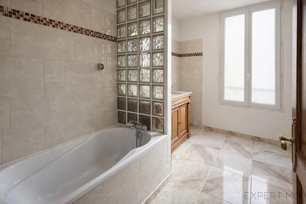 Maisons-Alfort (94700) A 30 mètres de la mairie , F4 atypique , rare dans le secteur