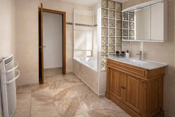 Maisons-Alfort (94700) A 30 mètres de la mairie , F4 atypique , rare dans le secteur