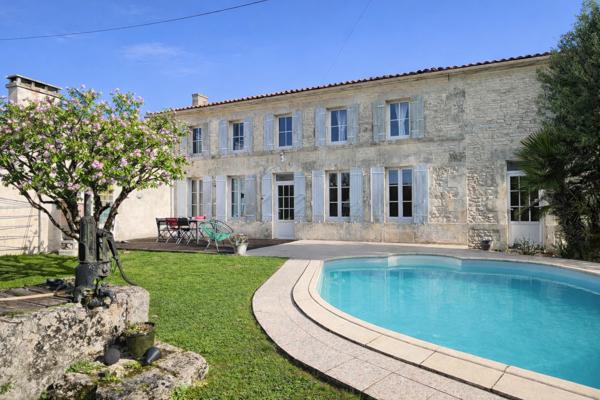 Maison
         5 pièces
        - 240 m² Bien prestige 439 000 € *