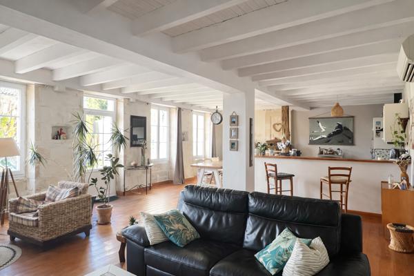 Maison
         5 pièces
        - 240 m² Bien prestige 439 000 € *