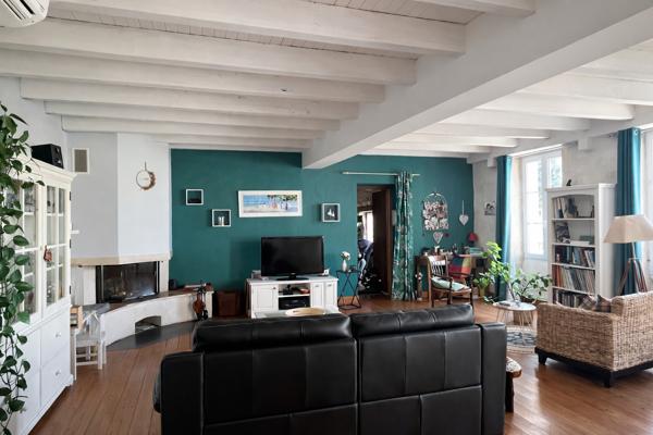Maison
         5 pièces
        - 240 m² Bien prestige 439 000 € *