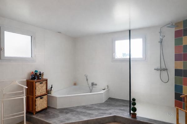Maison
         5 pièces
        - 240 m² Bien prestige 439 000 € *