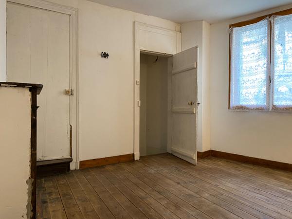 Maison en pierre dans le centre bourg de Nontron avec garage et proche de tous commerces