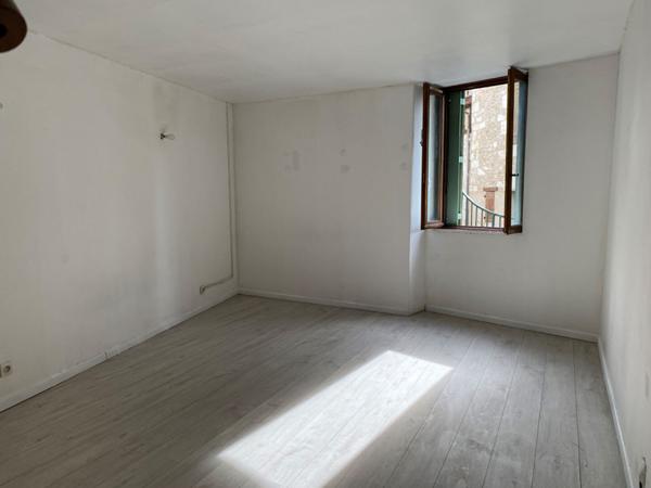 Maison en pierre dans le centre bourg de Nontron avec garage et proche de tous commerces